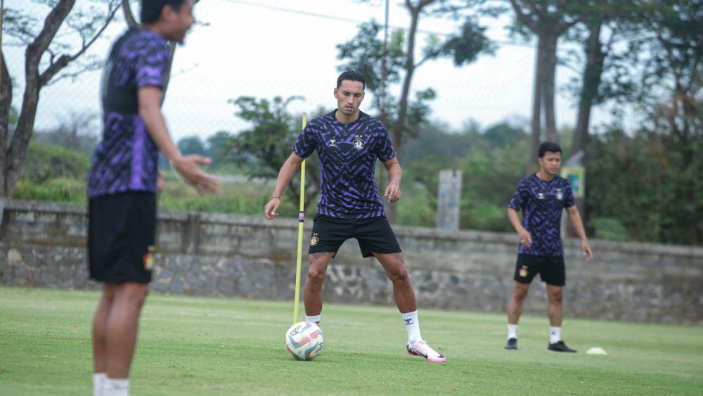 Perkuat Lini Tengah, Persik Kediri Rekrut Ezra Walian