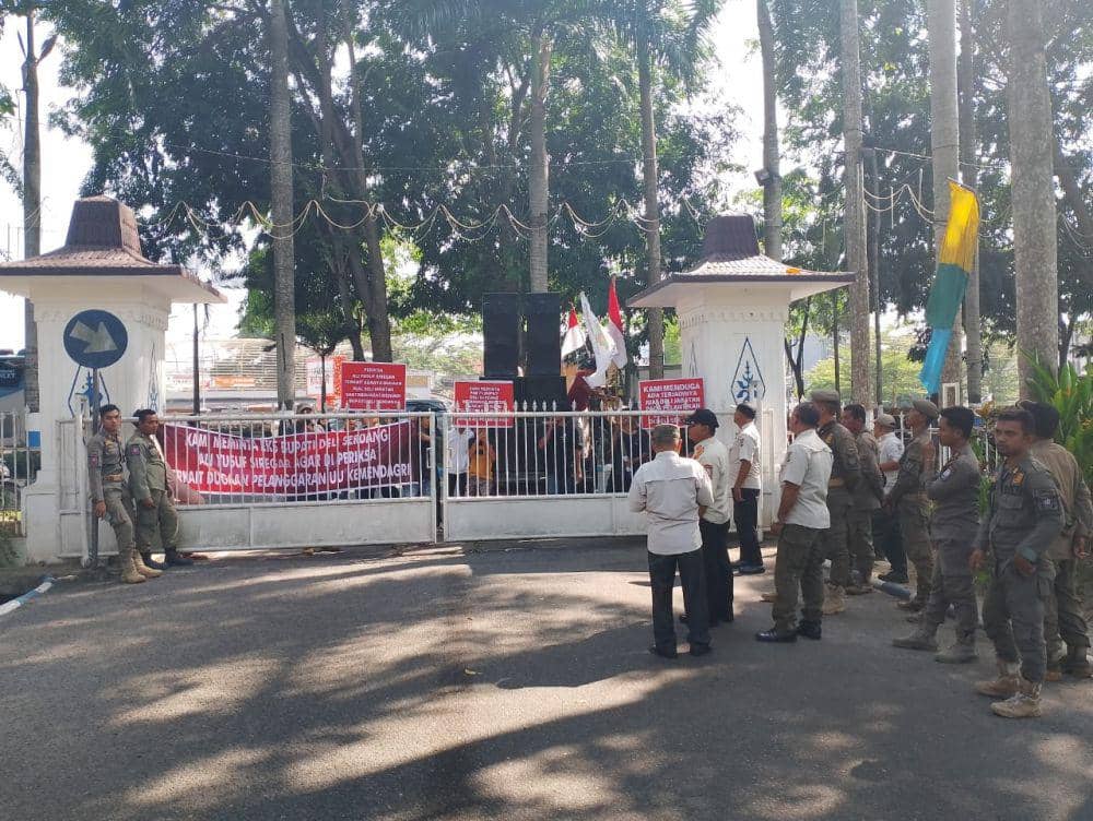 Gemapala Deli Serdang menggelar aksi demo di depan Kantor Bupati Deliserdang, Rabu (24/7/2024). (Dok. IDN Times)