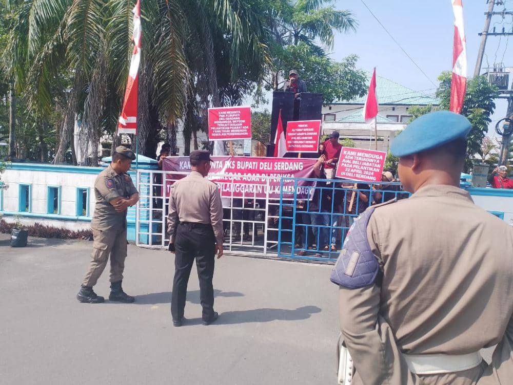 Gemapala Deli Serdang menggelar aksi demo di depan Kantor Bupati Deliserdang, Rabu (24/7/2024). (Dok. IDN Times)