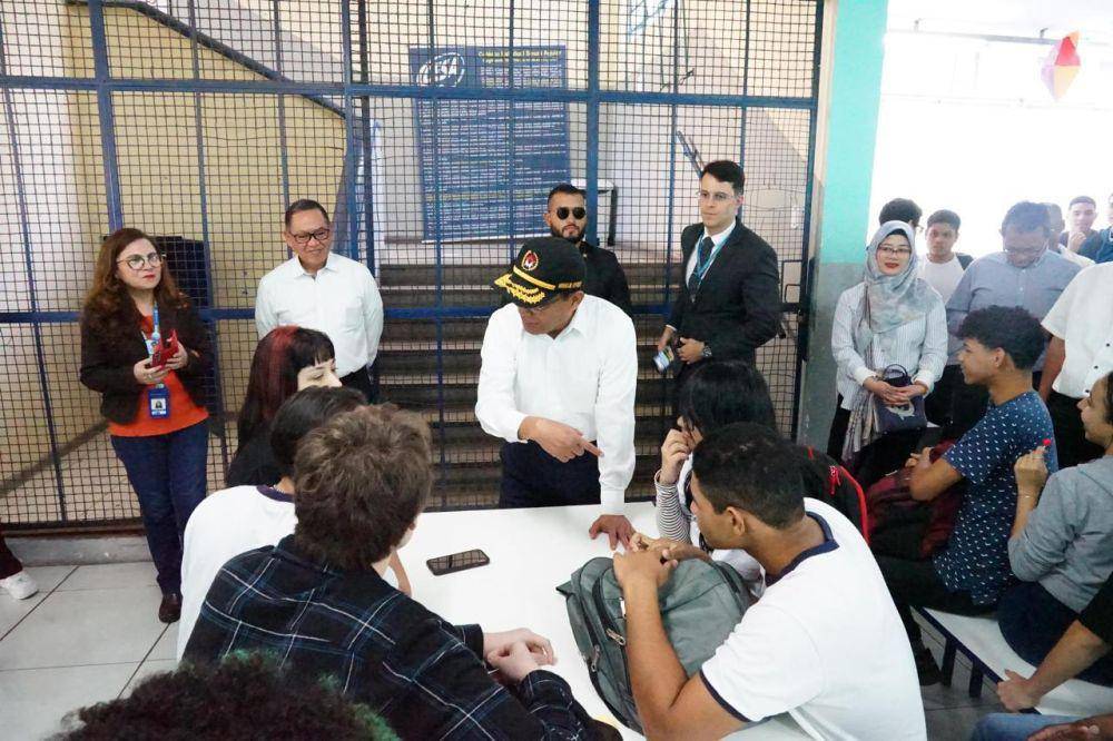 Menko PMK, Muhadjir Effendy pelajari makan siang bergizi gratis di Brazil. (dok. Kemenko PMK)