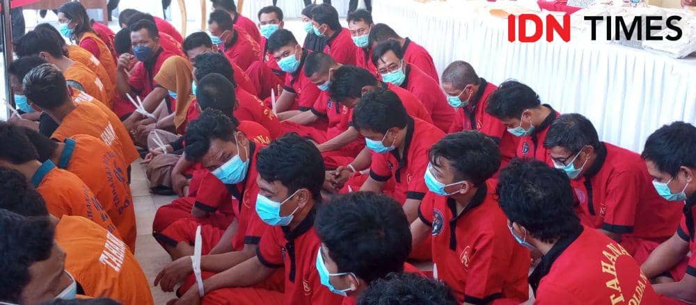 Tersangka kasus narkoba yang diamankan Polda NTB. (IDN Times/Muhammad Nasir)