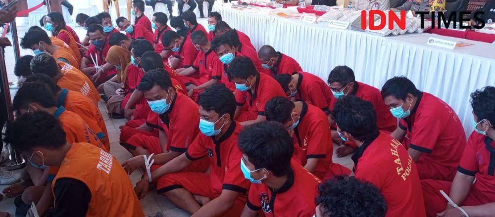 Tersangka kasus narkoba yang diamankan Polda NTB. (IDN Tiimes/Muhammad Nasir)