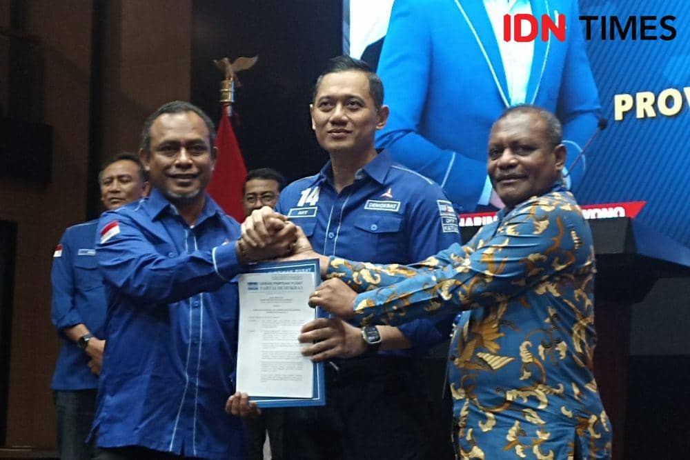 Ketua Umum Partai Demokrat Agus Harimurti Yudhoyono (AHY) menyerahkan rekomendasi terhadap pasangan Cagub dan Cawagub Provinsi Papua Barat Daya. (IDN Times/Amir Faisol)