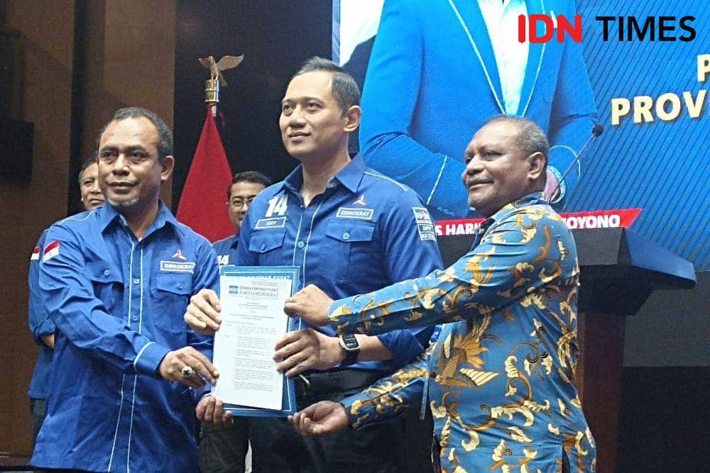 Ketua Umum Partai Demokrat Agus Harimurti Yudhoyono (AHY) menyerahkan rekomendasi terhadap pasangan Cagub dan Cawagub Provinsi Papua Barat Daya. (IDN Times/Amir Faisol)