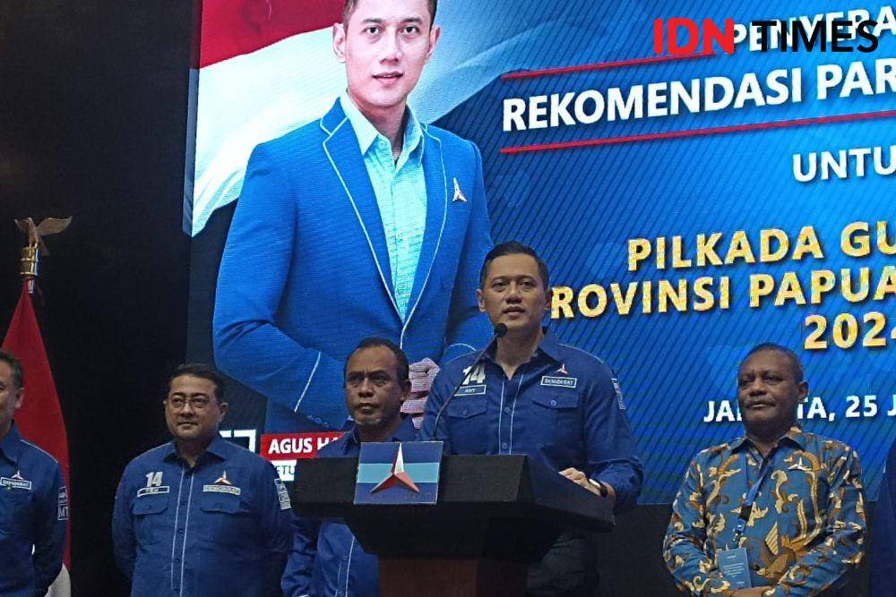 Ketua Umum Partai Demokrat Agus Harimurti Yudhoyono (AHY) menyerahkan rekomendasi terhadap pasangan Cagub dan Cawagub Provinsi Papua Barat Daya. (IDN Times/Amir Faisol)
