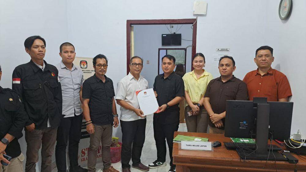 KPU Manado memberikan SK pergantian caleg terpidana politik uang dari Partai Gerindra, Rabu (24/7/2024) malam. Dok. KPU Manado