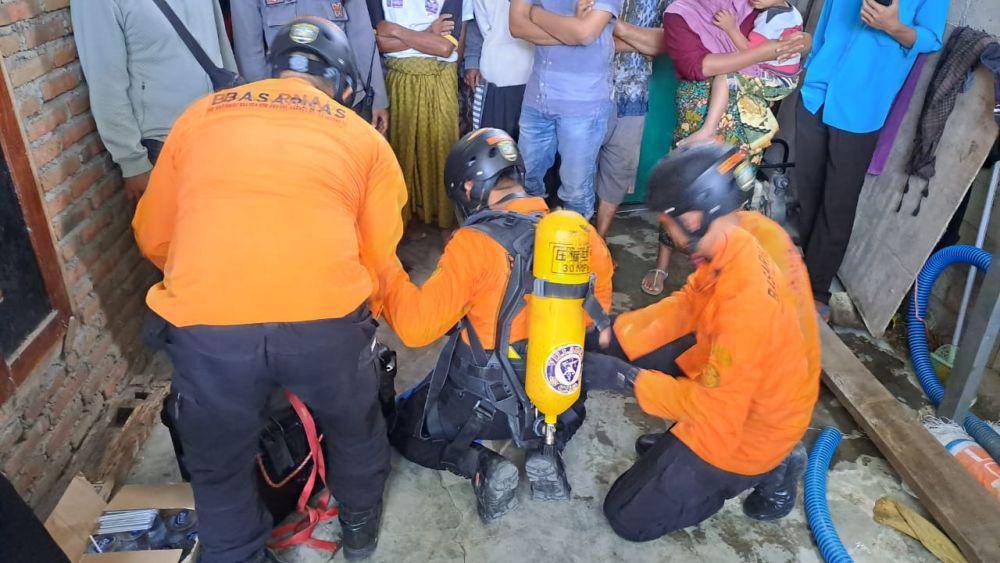 Proses evakuasi korban dari dalam sumur. (Dok. SAR Mataram)