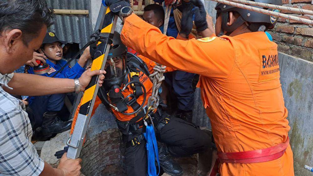 Proses evakuasi korban dari dalam sumur. (Dok. SAR Mataram)