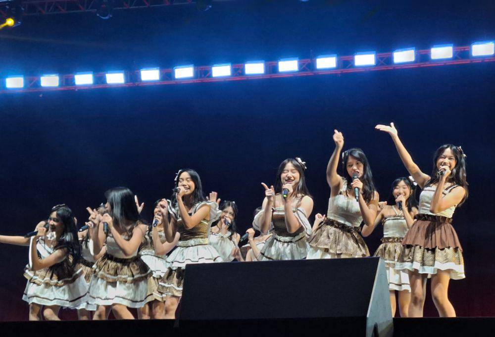 Penampilan JKT48 di Latihan Pestapora 2024 Malang. (IDN Times/Rizal Adhi Pratama)
