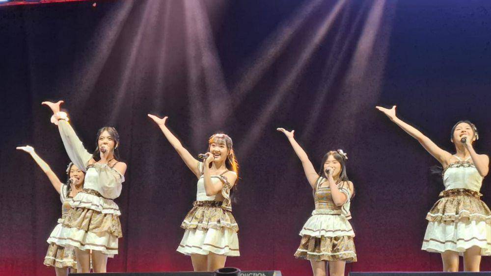 Penampilan JKT48 di Latihan Pestapora 2024 Malang. (IDN Times/Rizal Adhi Pratama)