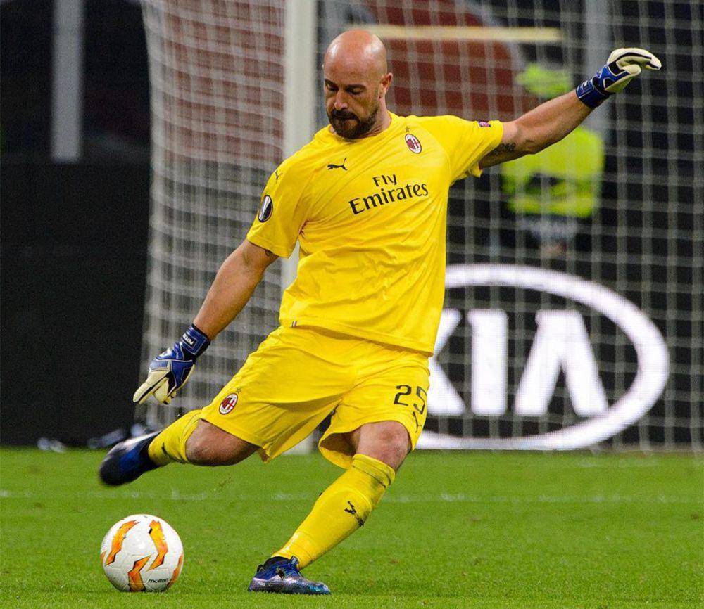 Pepe Reina berseragam AC Milan. (instagram.com/preinaofficial)