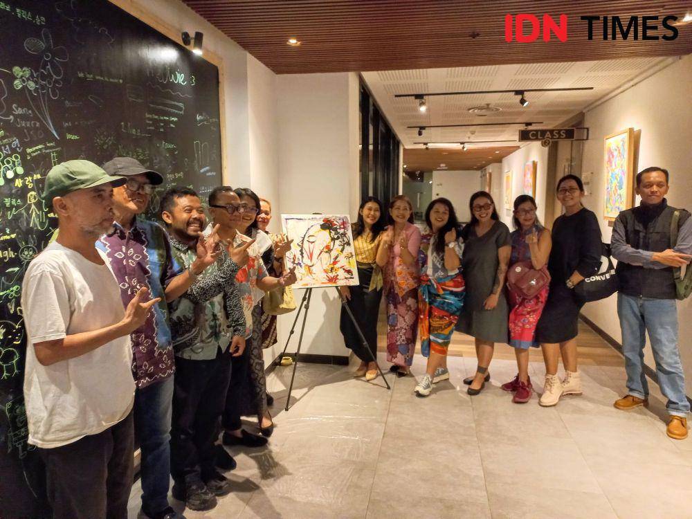 Para Seniman yang terlibat membuka pameran (IDN Times/Yogie Fadila)