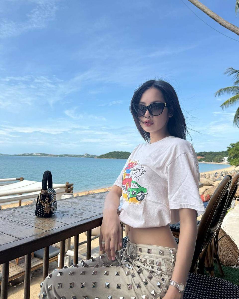 mix and match t-shirt putih ala Lisa BLACKPINK (instagram.com/lalalalisa_m)