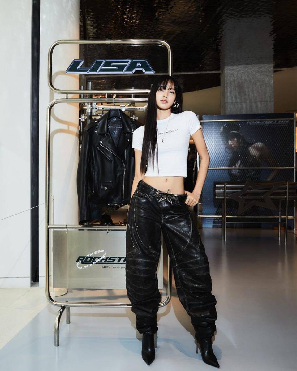 mix and match t-shirt putih ala Lisa BLACKPINK (instagram.com/lalalalisa_m)