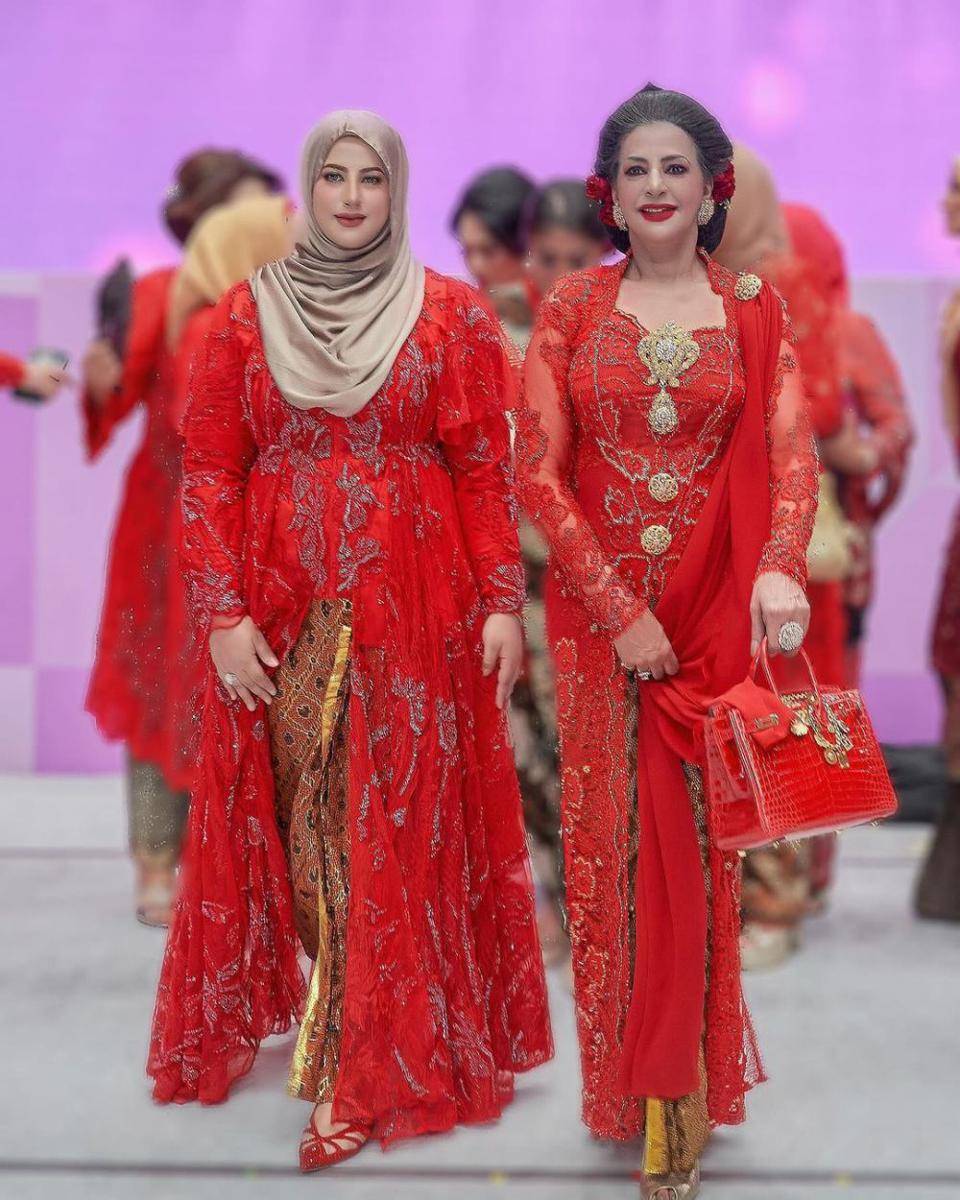 potret Tasyi Athasyia dan ibu berkebaya merah (instagram.com/tasyiiathasyia)