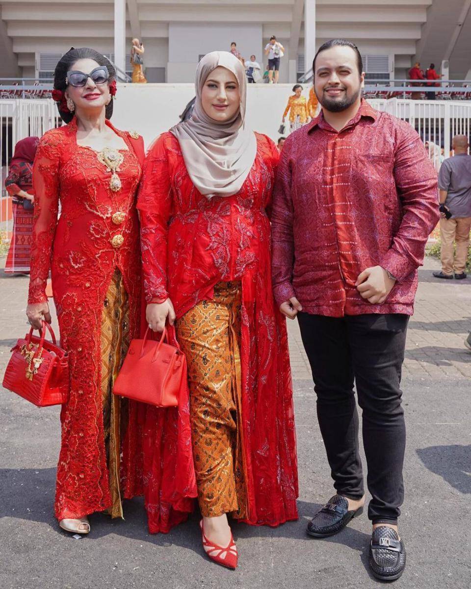 potret Tasyi Athasyia dan ibu berkebaya merah (instagram.com/tasyiiathasyia)