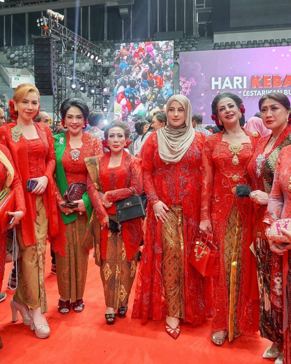 potret Tasyi Athasyia dan ibu berkebaya merah (instagram.com/tasyiiathasyia)