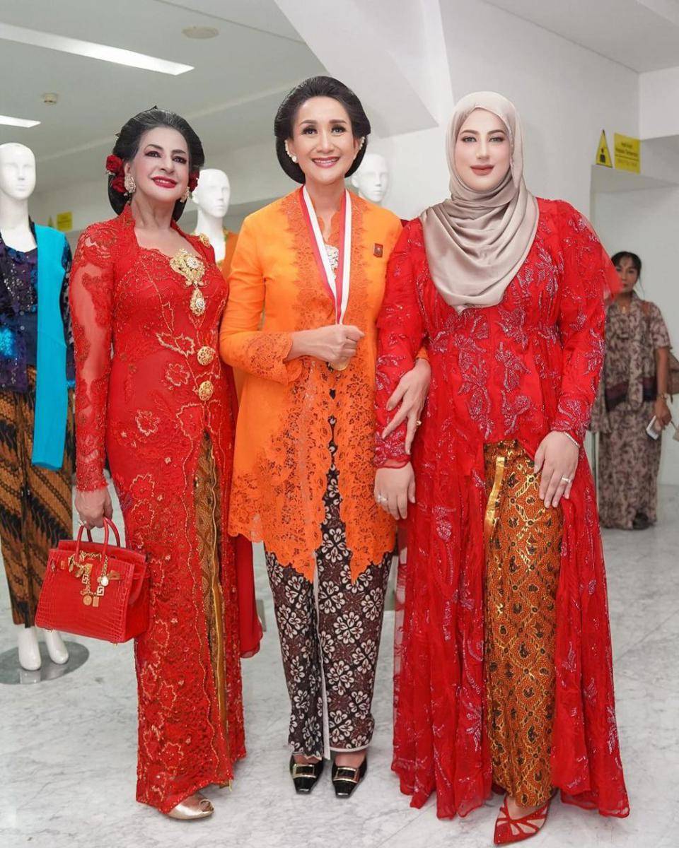 potret Tasyi Athasyia dan ibu berkebaya merah (instagram.com/tasyiiathasyia)
