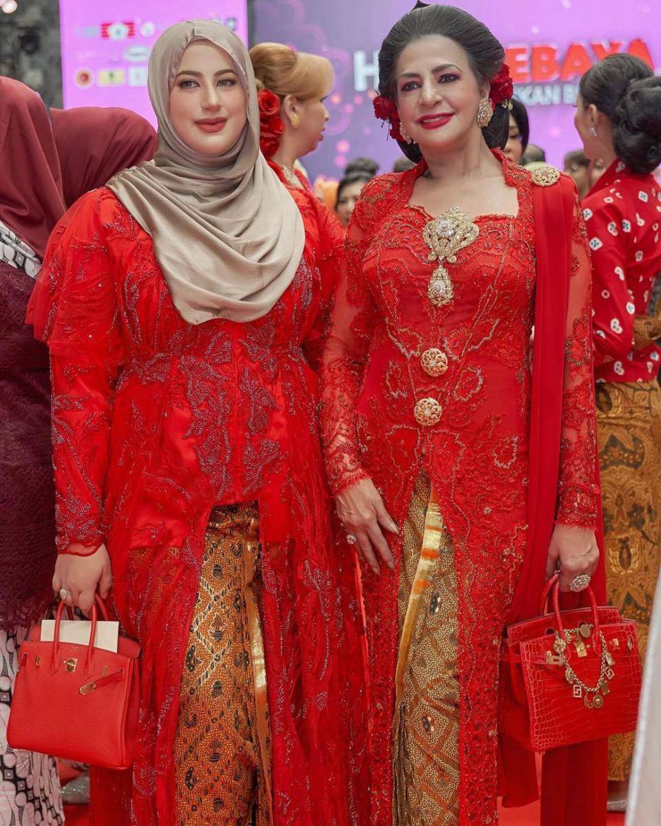 potret Tasyi Athasyia dan ibu berkebaya merah (instagram.com/tasyiiathasyia)