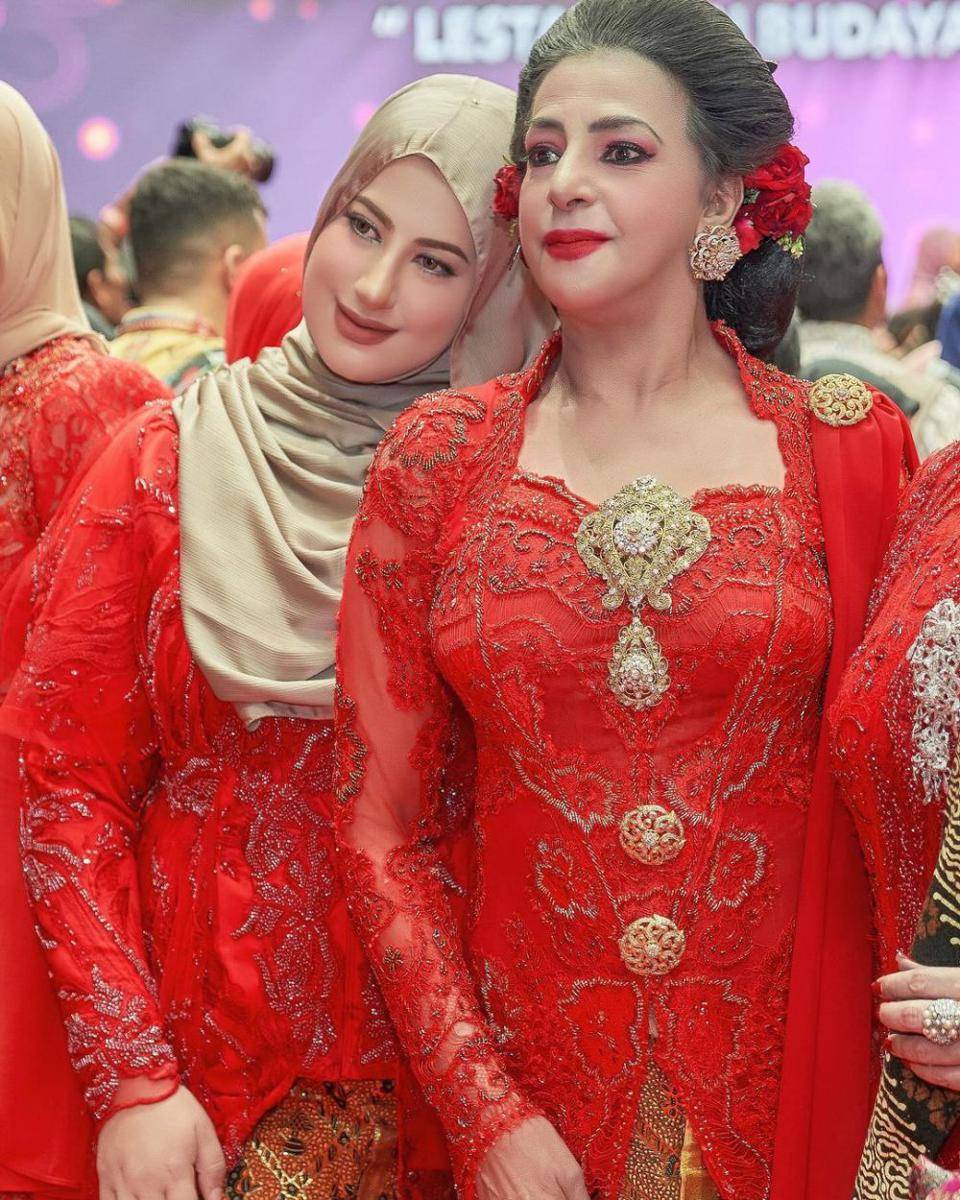 potret Tasyi Athasyia dan ibu berkebaya merah (instagram.com/tasyiiathasyia)