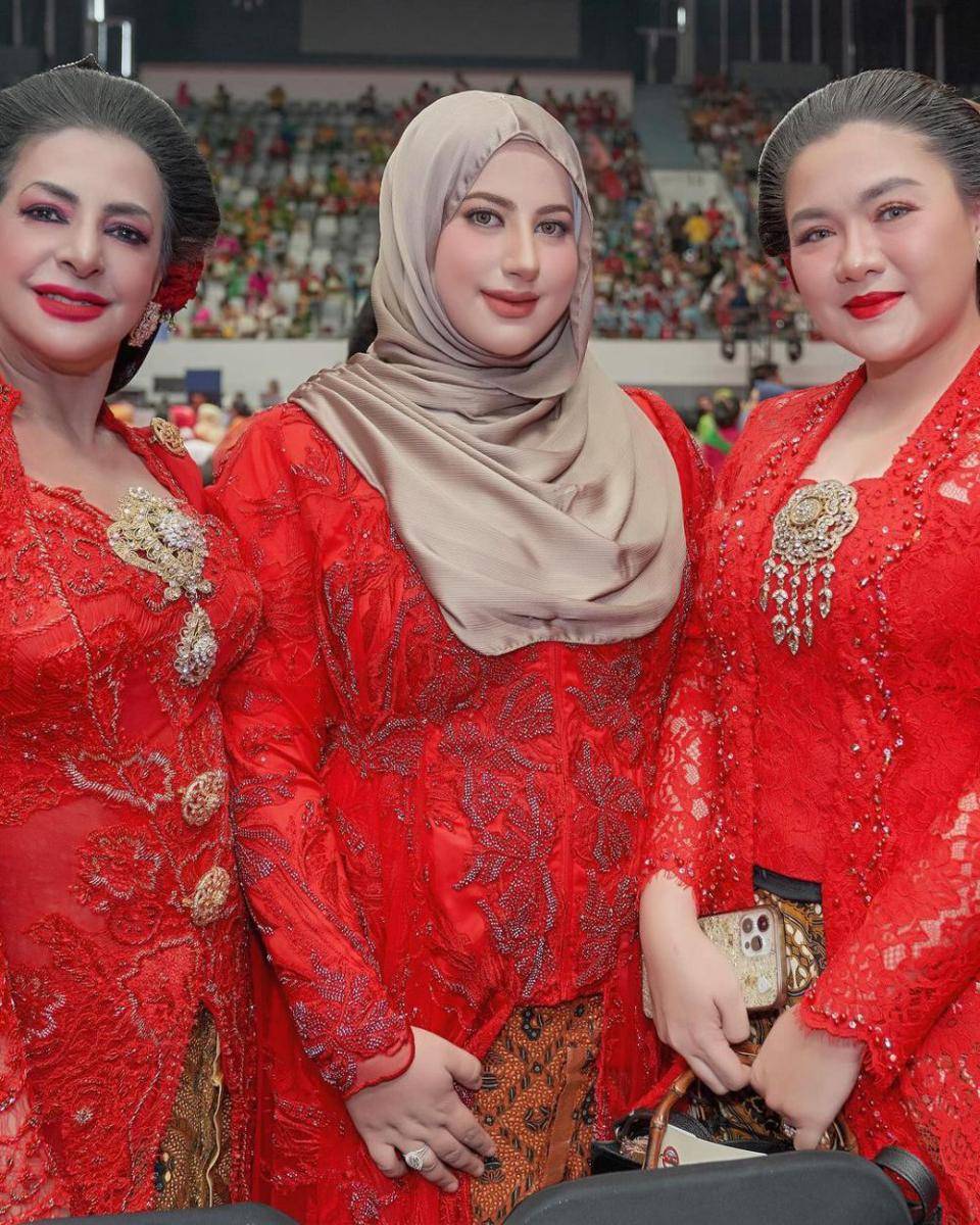 potret Tasyi Athasyia dan ibu berkebaya merah (instagram.com/tasyiiathasyia)