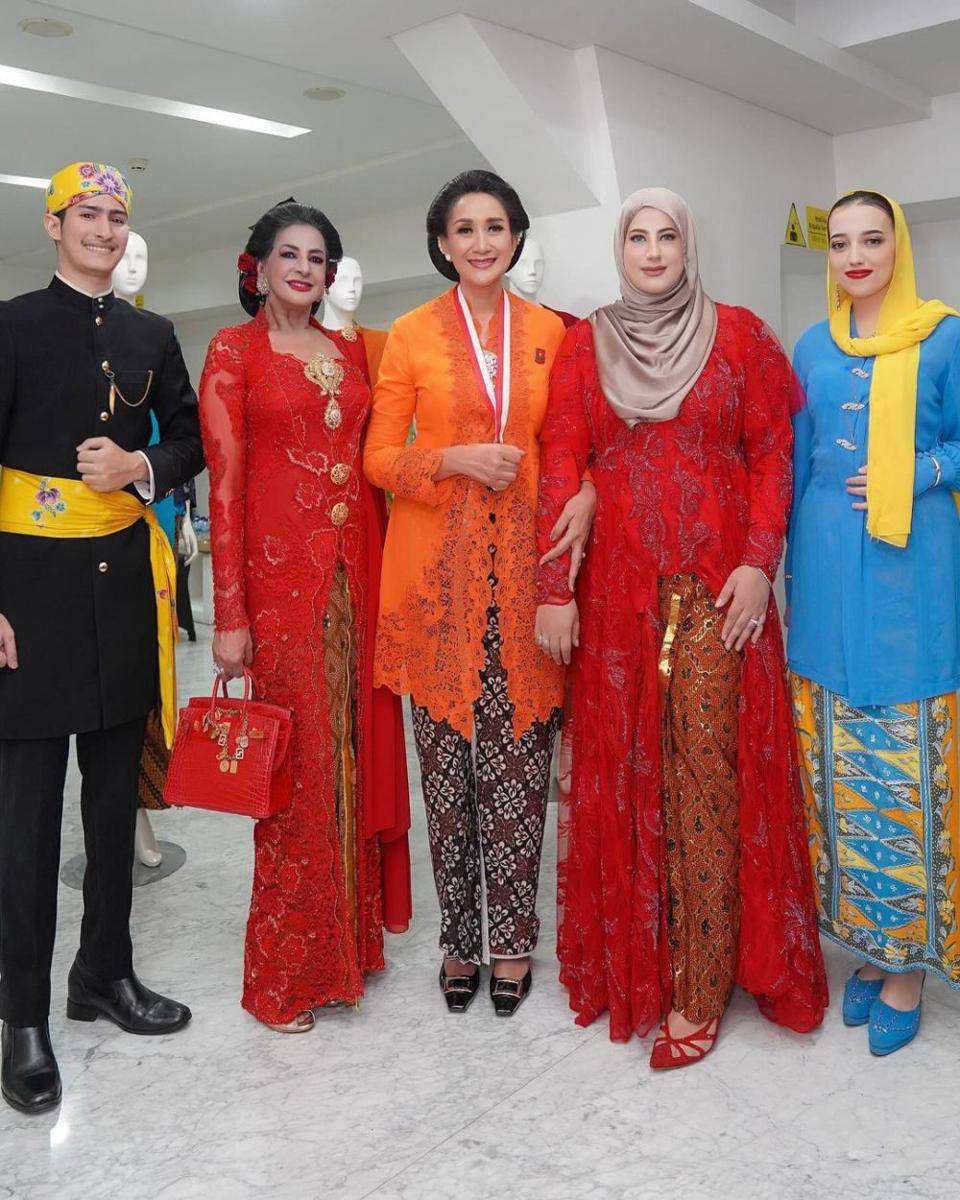potret Tasyi Athasyia dan ibu berkebaya merah (instagram.com/tasyiiathasyia)