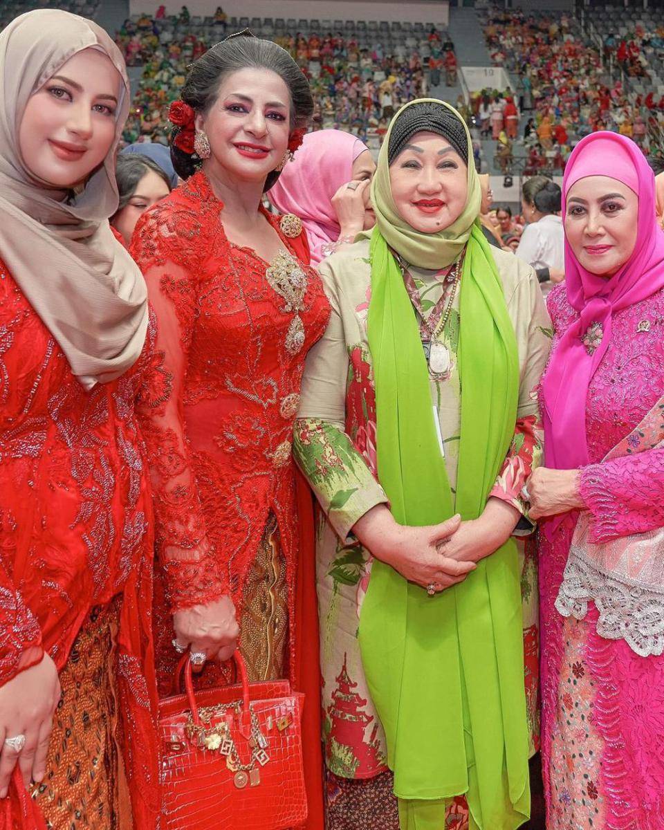 potret Tasyi Athasyia dan ibu berkebaya merah (instagram.com/tasyiiathasyia)