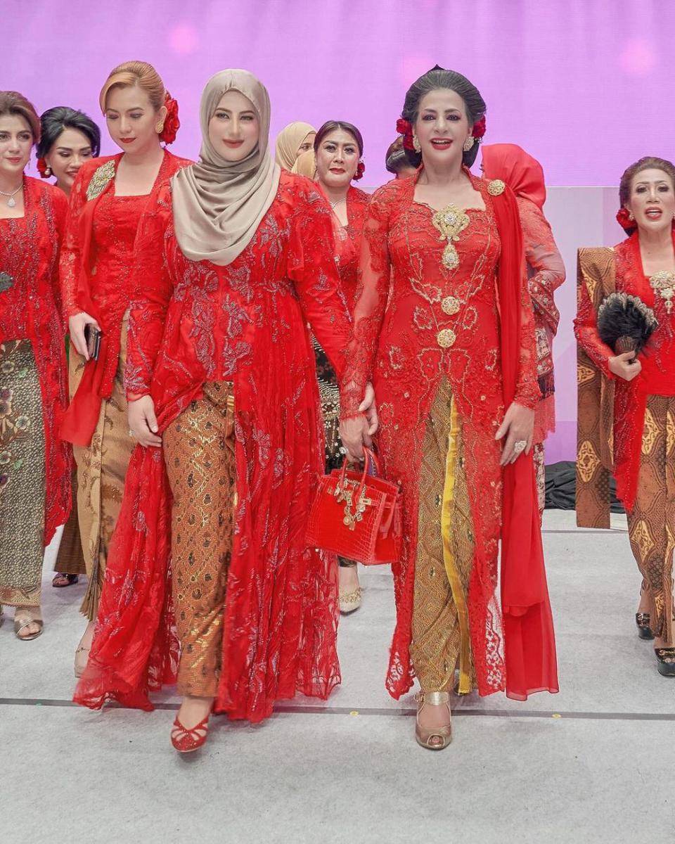 potret Tasyi Athasyia dan ibu berkebaya merah (instagram.com/tasyiiathasyia)