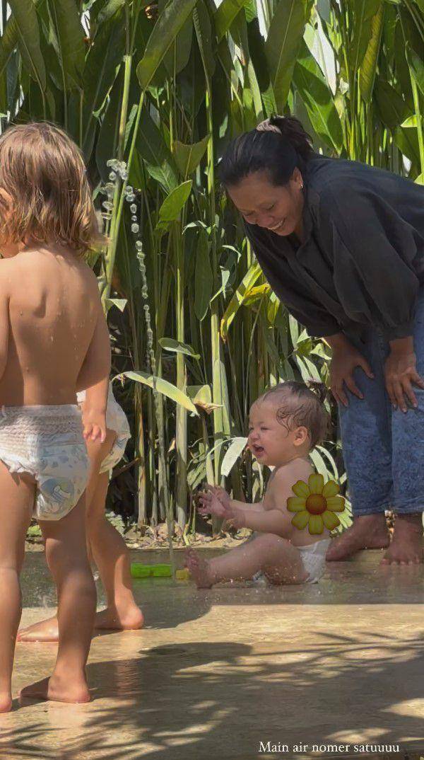 potret Jennifer Coppen temani Kamari sekolah (instagram.com/jennifercoppenreal20)