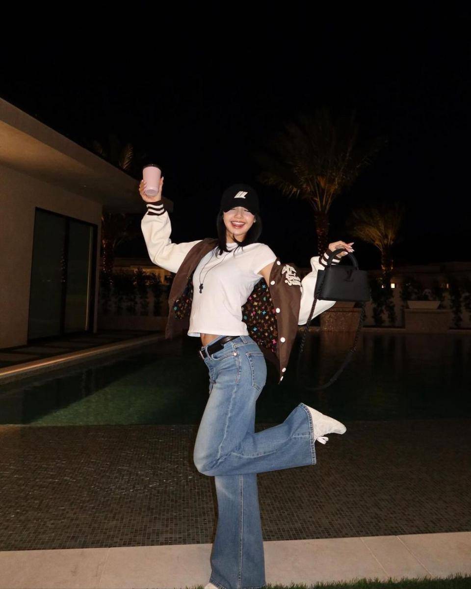 mix and match t-shirt putih ala Lisa BLACKPINK (instagram.com/lalalalisa_m)