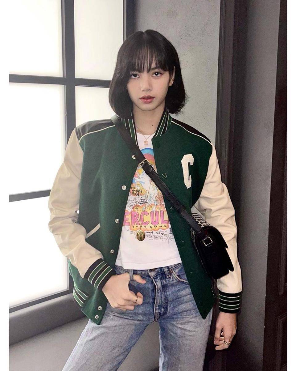 mix and match t-shirt putih ala Lisa BLACKPINK (instagram.com/lalalalisa_m)