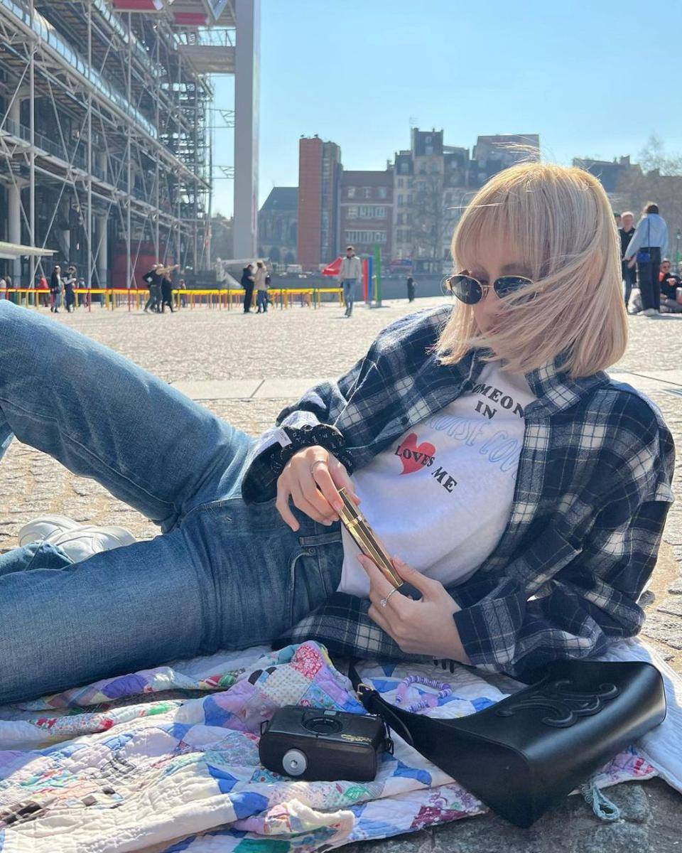 mix and match t-shirt putih ala Lisa BLACKPINK (instagram.com/lalalalisa_m)