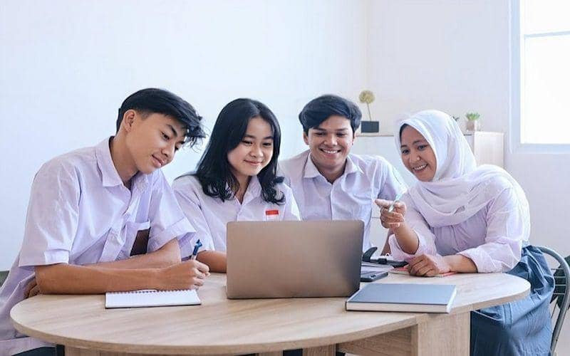 Ilustrasi mengerjakan tugas kelompok (freepik.com/Queenmoonlite Studio)