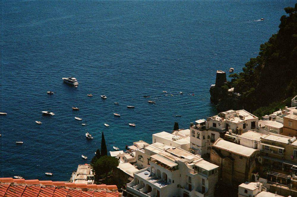 Amalfi Coast (pexels.com/Renzo Torres)