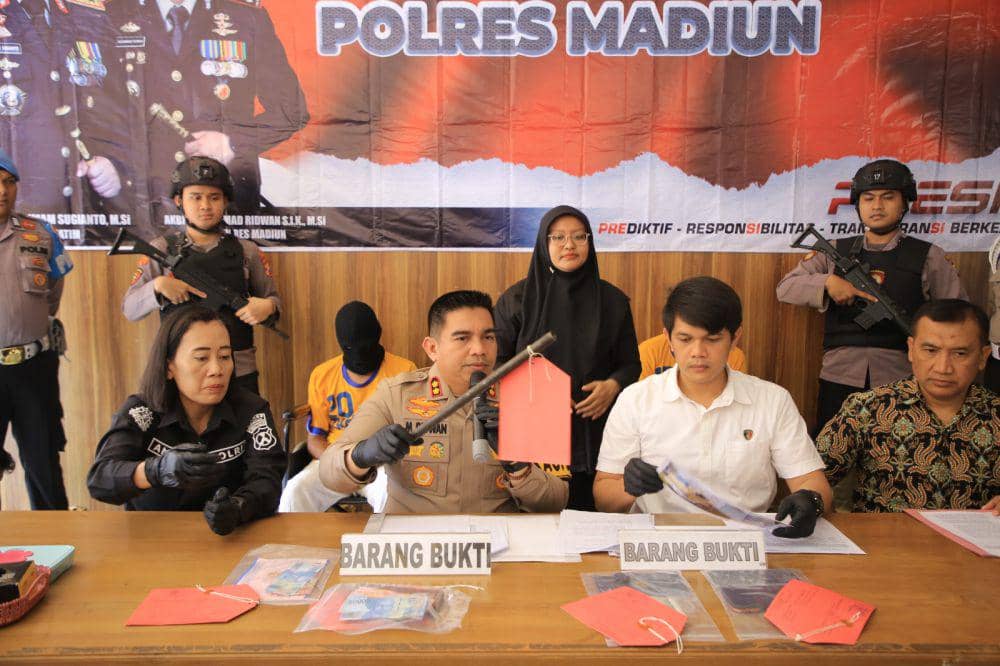 Kapolres Madiun AKBP M. Ridwan saat menunjukkan BB yang digunakan pelaku untuk menghabisi korban. IDN Times/ Riyanto.