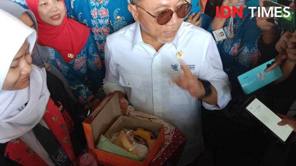 Mendag Zulkifli Hasan tunjukkan contoh lauk untuk kegiatan makan bergizi gratis. (IDN Times/Fariz Fardianto)