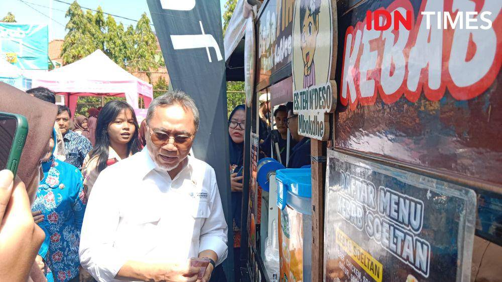 Mendag Zulkifli Hasan juga sambangi kedai kebab di SMAN 3 Semarang. (IDN Times/Fariz Fardianto)