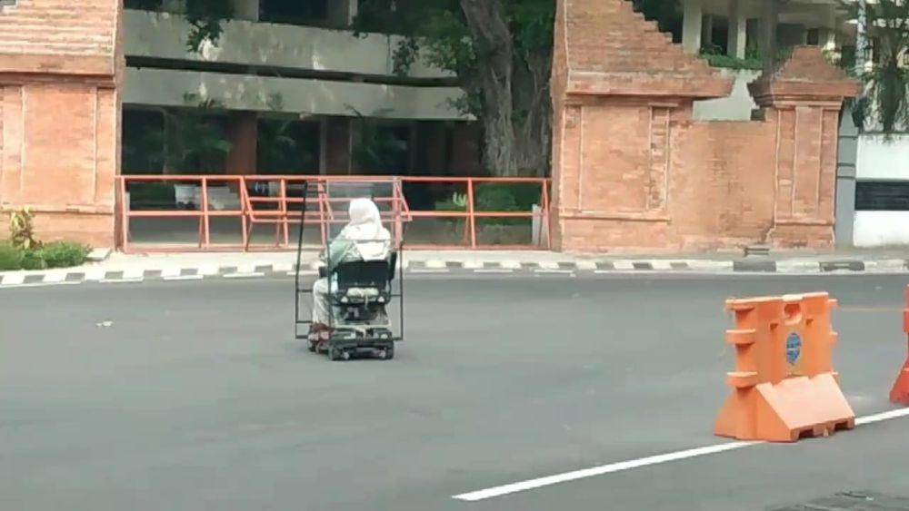 Pengendara motor listri tengah melintas di jalan raya Magatan. IDN Times/ Riyanto.