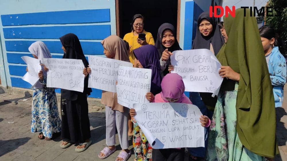 Gibran Rakabuming dan KGPAA Mangkunegara X blusukan ke Kampung Semanggi, Solo. (IDN Times/Larasati Rey)