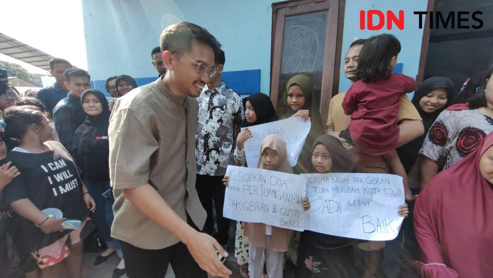 Gibran Rakabuming dan KGPAA Mangkunegara X blusukan ke Kampung Semanggi, Solo. (IDN Times/Larasati Rey)