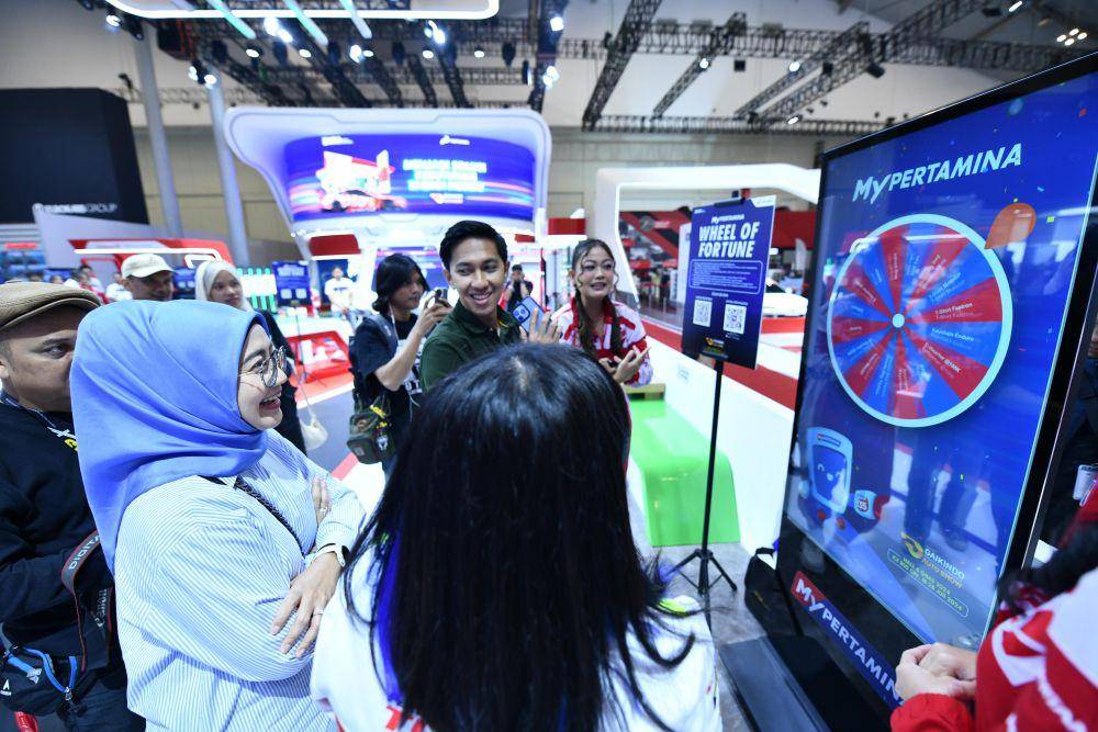 Direktur Keuangan PT Pertamina (Persero) Emma Sri Martini Menyaksikan Games Wheel of Fortune di Booth Pertamina dalam acara GAIKINDO Indonesia International Auto Show (GIIAS) di ICE BSD, Jumat (26/7). (dok. Pertamina)