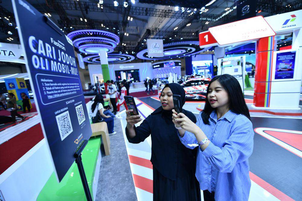 Dua muda mudi tampak semangat berburu Cari Jodoh di booth Pertamina dalam acara GIIAS 2024 di ICE BSD, Jumat (26/7). (dok. Pertamina)