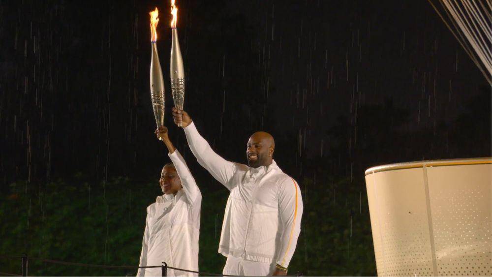 Pejudo Prancis, Teddy Riner dan pelari, Marie-Jose Perec menyalakan Couldron dalam upacara pembukaan Olimpiade 2024 Paris (X.com/Olympics)