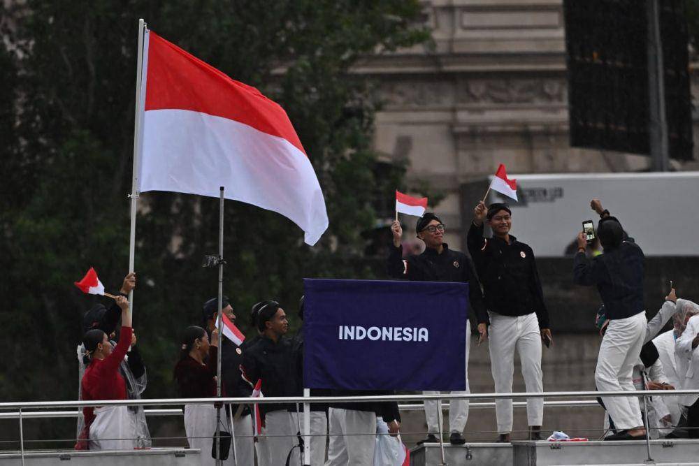 Tim Indonesia berada satu kapal dengan India dan Iran dalam parade defile upacara pembukaan Olimpiade 2024 Paris (NOC Indonesia/Wahyu Putro A/ANTARA)