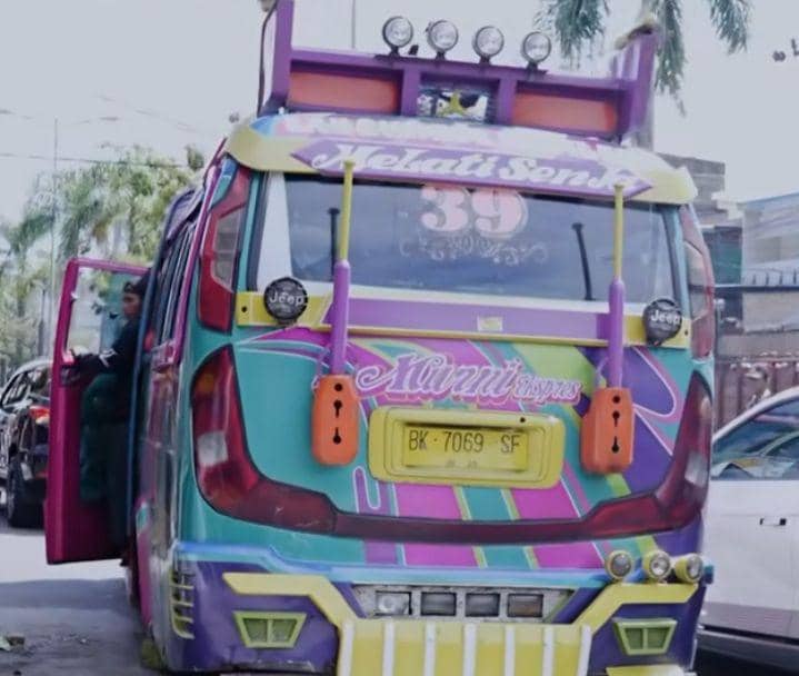 Suasana bus yang mgetem di Medan (Instagram @bobbynst)