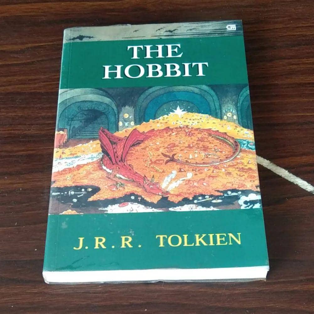 "The Hobbit" oleh J.R.R. Tolkien. instagram.com/@pustakamenara