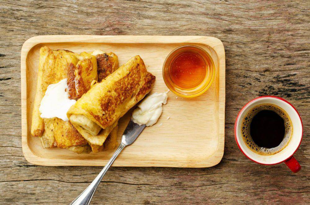 ilustrasi banana french toast (vecteezy.com/107641749234446691336)