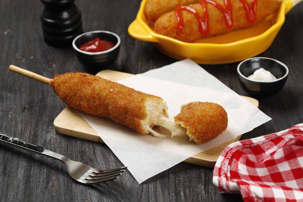 ilustrasi corn dog roti tawar (vecteezy.com/ikarahma)
