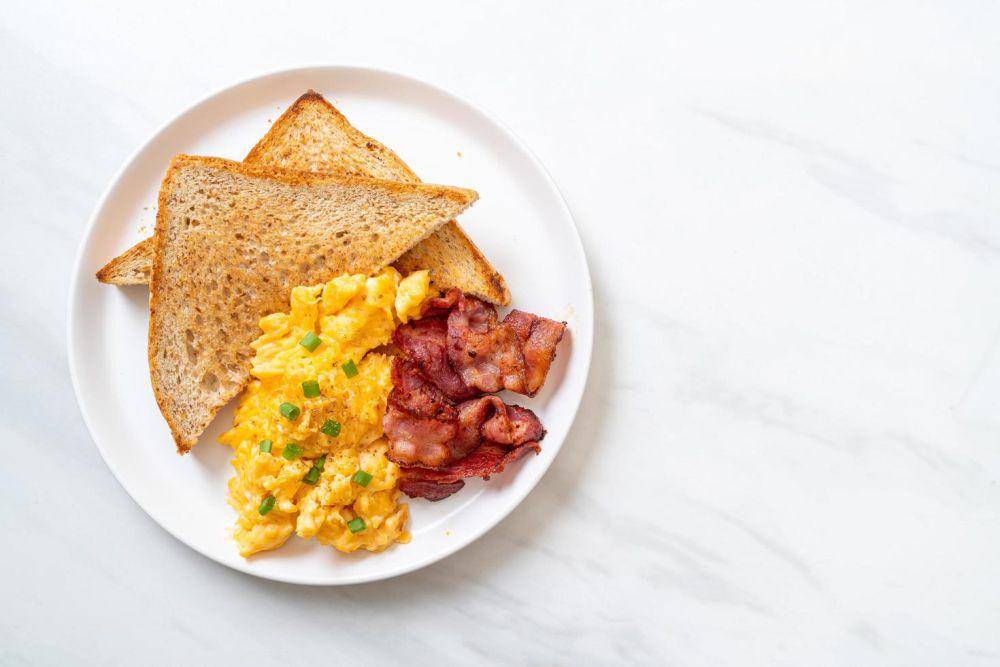 ilustrasi english breakfast ala-ala (vecteezy.com/topntp26)