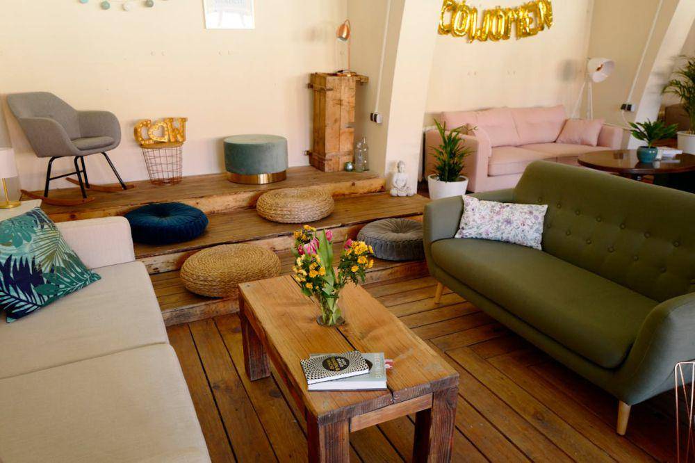 desain interior modern klasik yang cozy (pexels.com/CoWomen)